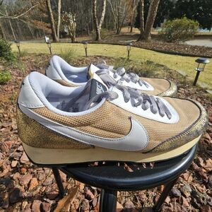 Nike Womens Daybreak Golden Gals